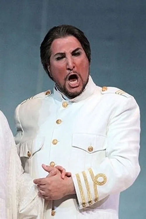 Massimiliano Pisapia interpretando a Riccardo