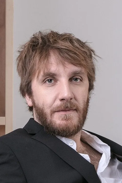 Matej Puc interpretando a Beno Cimerman