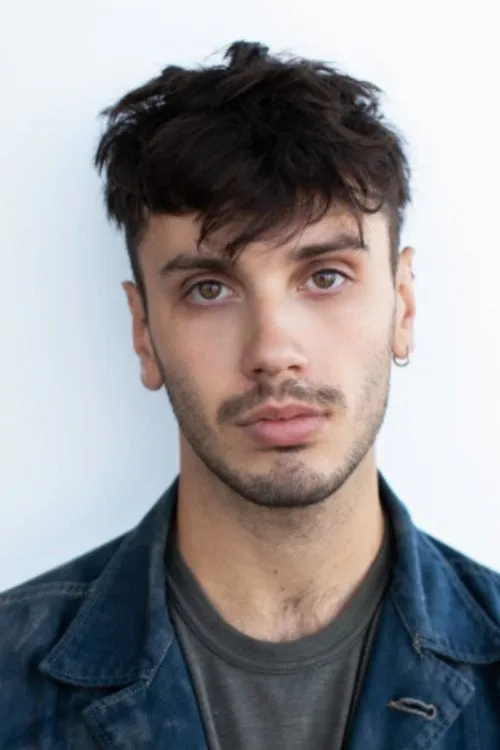 Mateo Correa interpretando a Leo