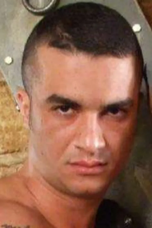 Mateo interpretando a 