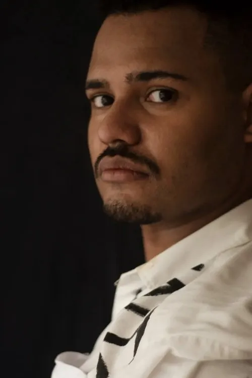 Matheus Neves interpretando a Rafael