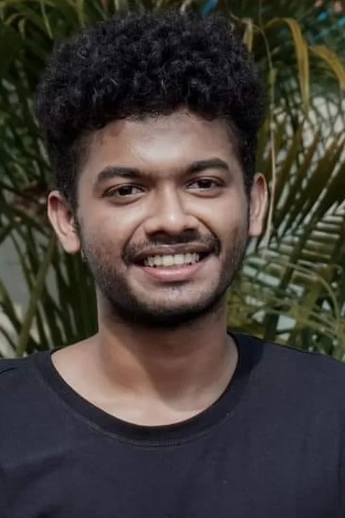 Mathew Thomas interpretando a Roy