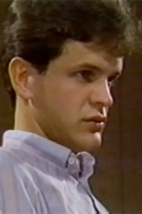 Mathew Wilde interpretando a 