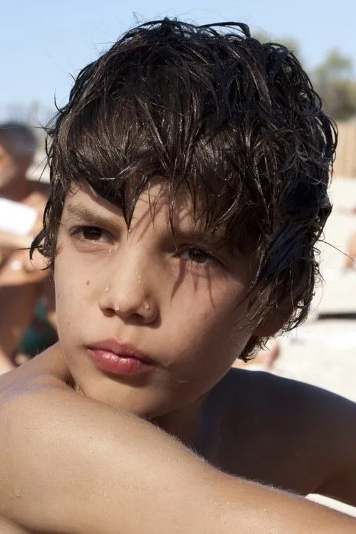 Mathias Brezot interpretando a Mathias