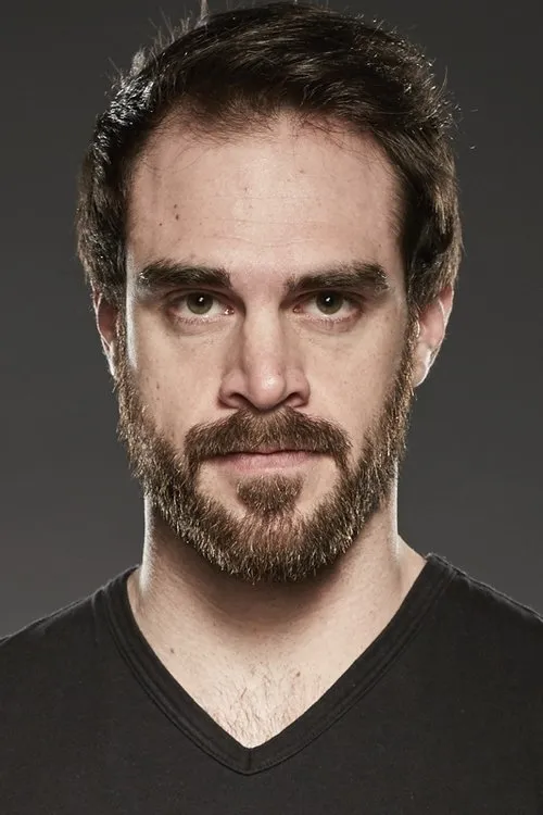 Mathieu Coderre interpretando a Officer 2