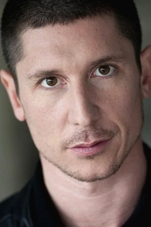 Mathieu Intikalau interpretando a Policeman