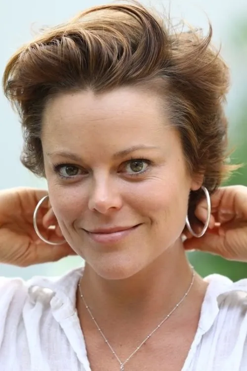 Matilda Brown interpretando a Ella