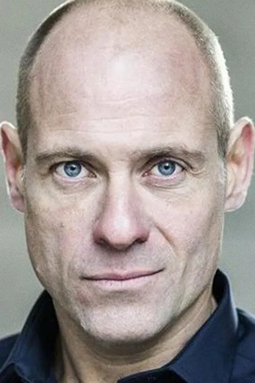 Matt Bardock interpretando a Clive Phillips