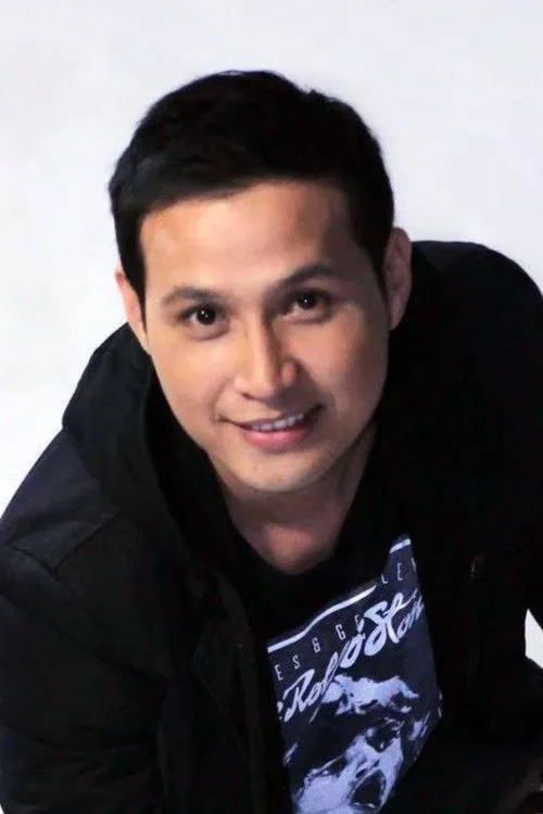 Matt Daclan interpretando a Witness