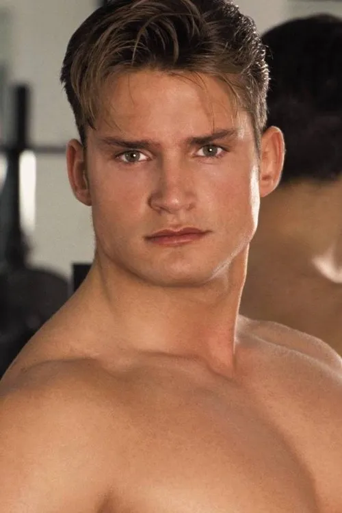 Matt Dietz interpretando a Credited as Matt Wilder