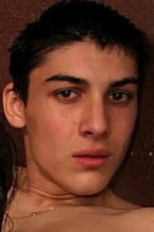 Matt Hall interpretando a