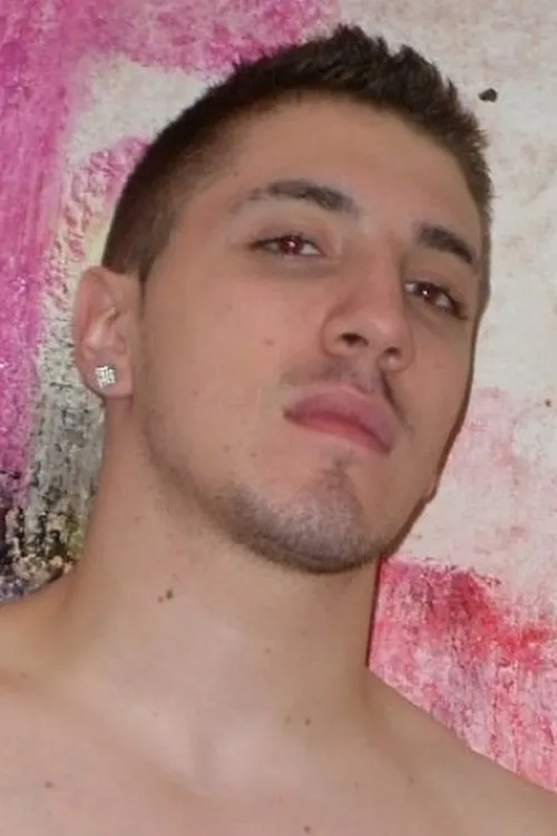 Matt Kennedy interpretando a Gustav