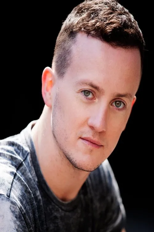 Matt Lee interpretando a Johnno