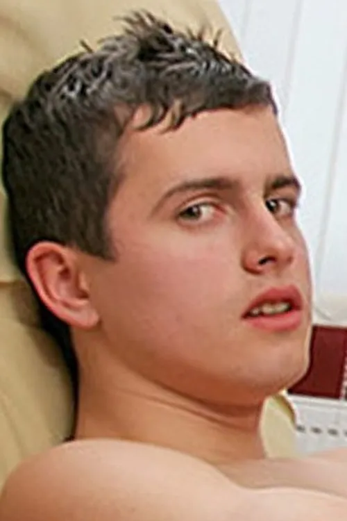 Matt Loughton interpretando a 