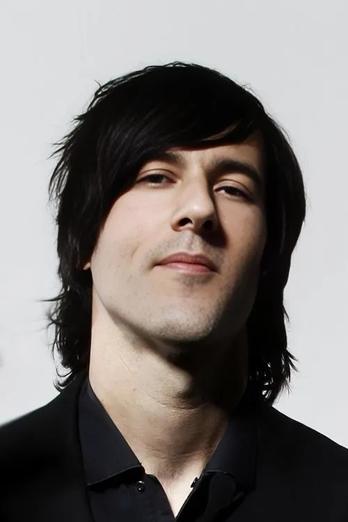 Matt McJunkins interpretando a Bass