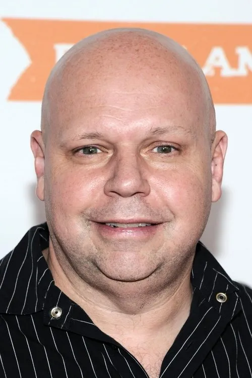 Matt Pinfield interpretando a Captain Parker