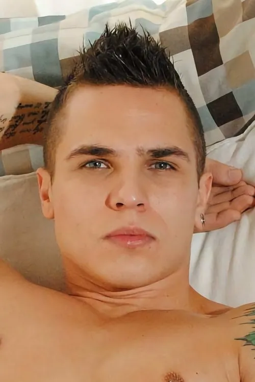 Matt Richie interpretando a 