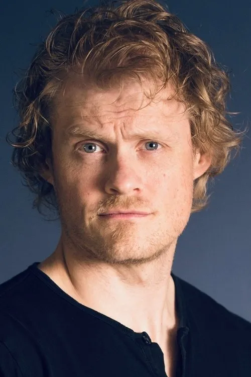 Matt Roy interpretando a Randall Harley