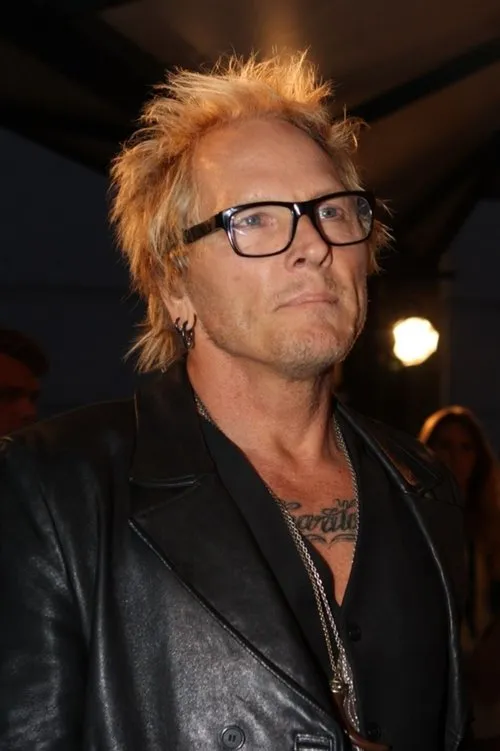 Matt Sorum interpretando a Self