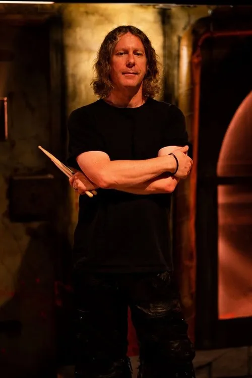 Matt Thompson interpretando a Drums