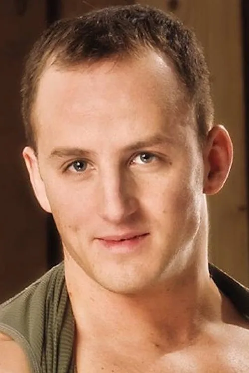 Matthew Cassel interpretando a 