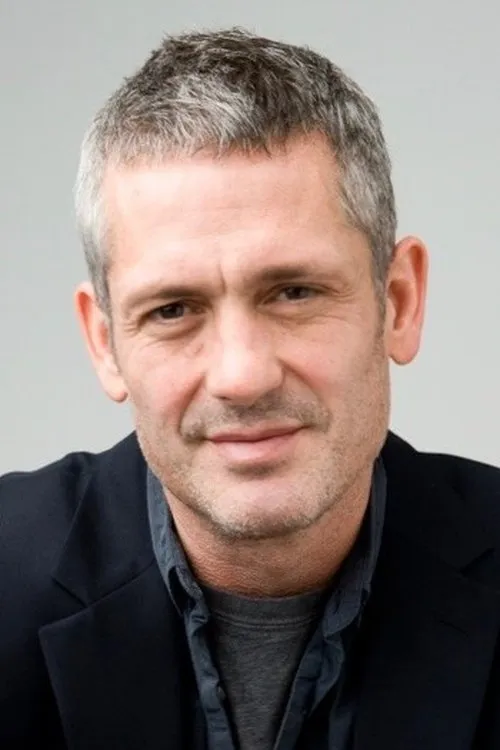 Matthew Dixon interpretando a Charlie