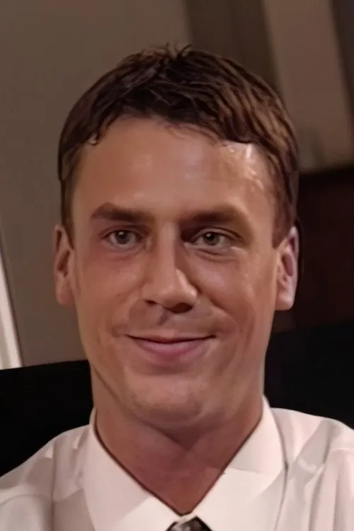 Matthew Easton interpretando a 