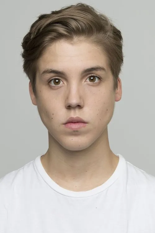 Matthew Espinosa interpretando a Burns