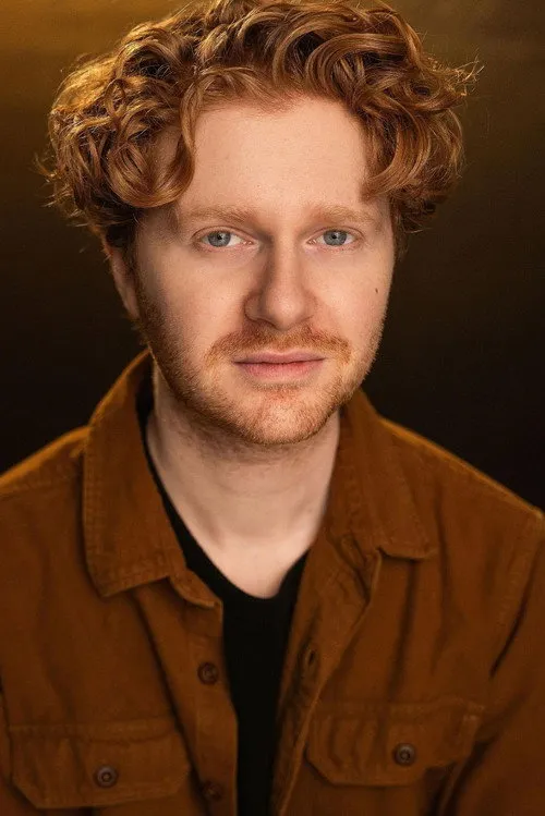 Matthew Haddad interpretando a Teenager