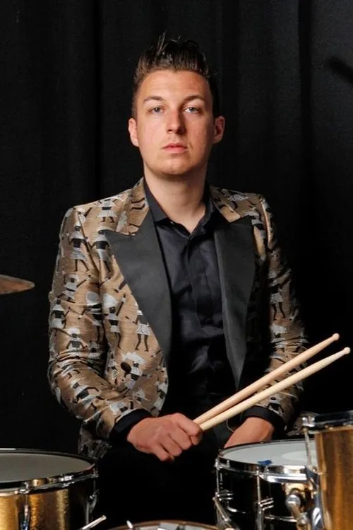 Matthew Helders interpretando a Musician
