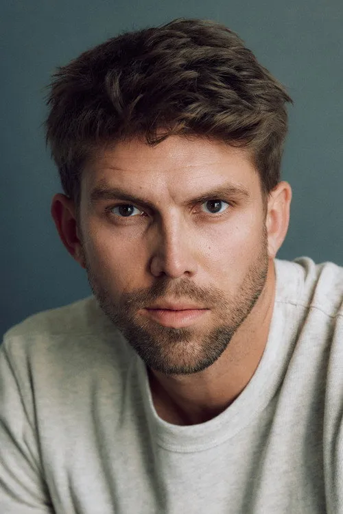 Matthew Holcomb interpretando a Payson