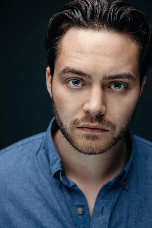 Matthew LaBenz interpretando a Hank