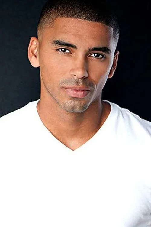 Matthew Law interpretando a The Cynic / Mike