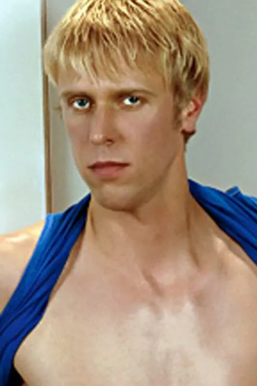 Matthew Mayfair interpretando a 