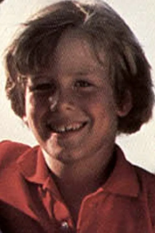 Matthew Meece interpretando a Bobby Macon