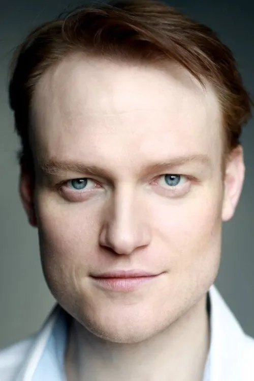 Matthew Neal interpretando a 