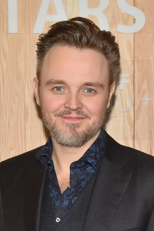 Matthew Newton interpretando a Armand