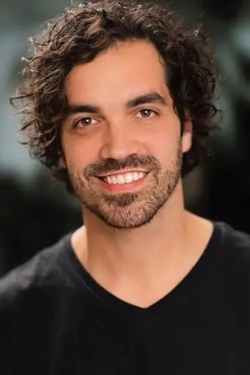 Matthew Paul Martinez interpretando a