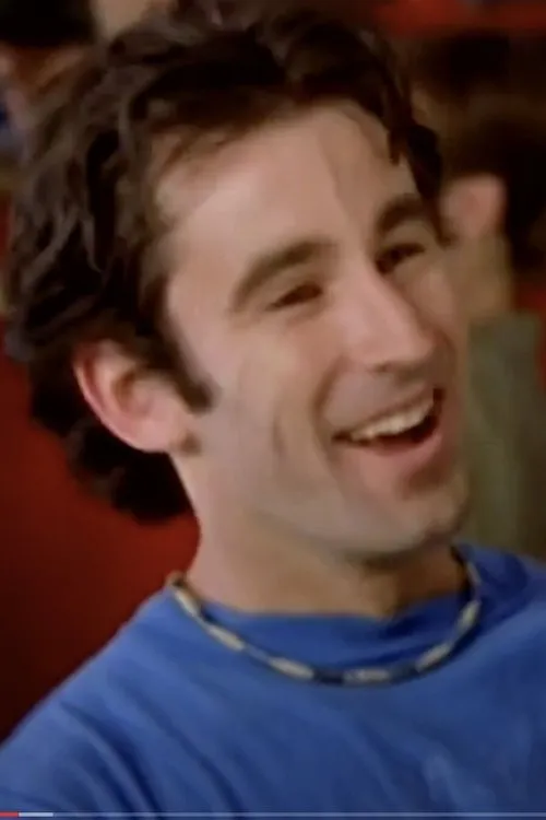 Matthew Pohlson interpretando a Owen