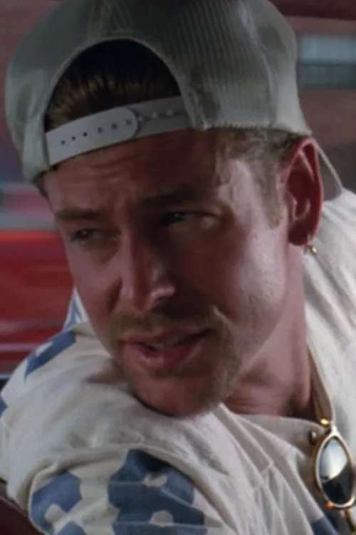 Matthew Powers interpretando a Larry