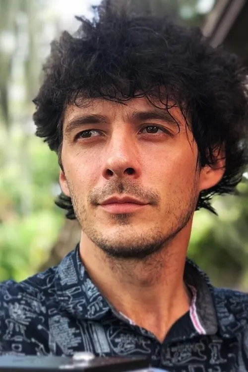 Matthew Underwood interpretando a Logan Reese