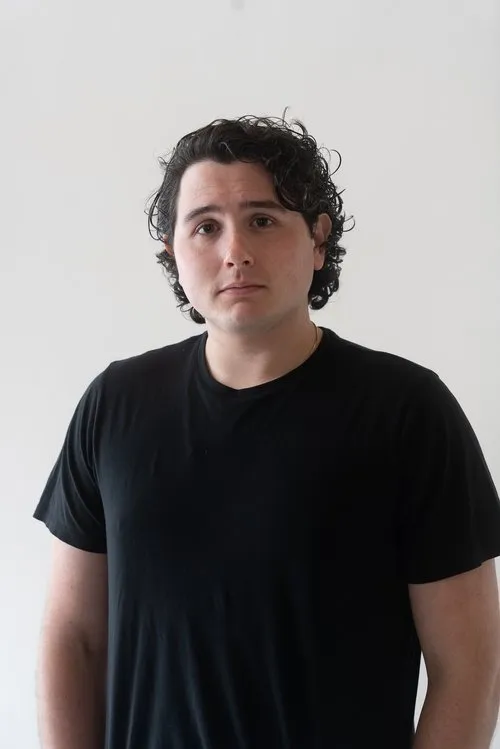 Matthew Wassong interpretando a Matt