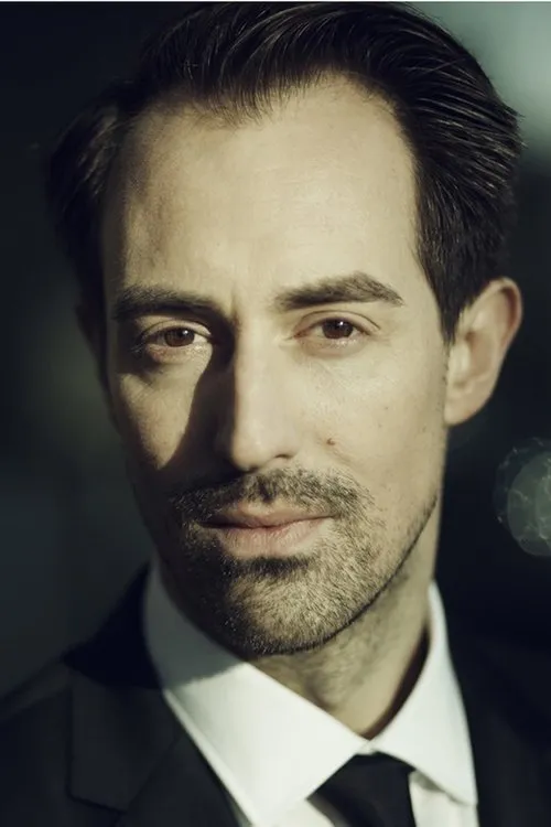 Matthias Hungerbühler interpretando a Peter Suter