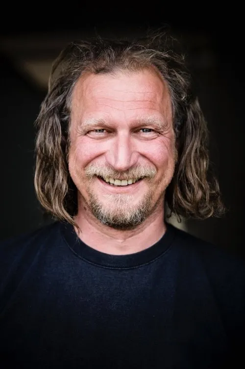 Matthias Komm interpretando a Nico Arnstedt