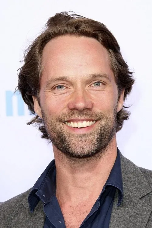 Matthias Schloo interpretando a Philipp