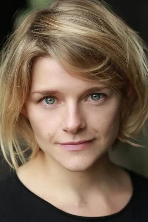 Matti Houghton interpretando a Lizzie