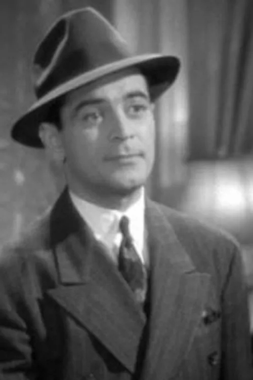 Matty Fain interpretando a Henchman Frankie