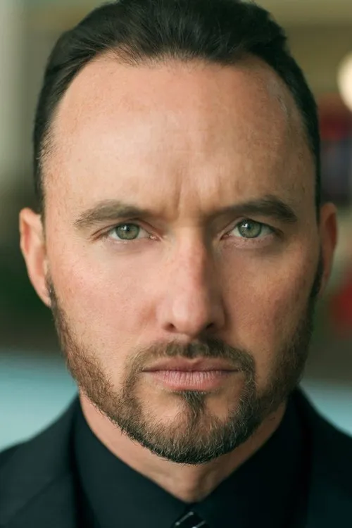 Matty Ferraro interpretando a Casey