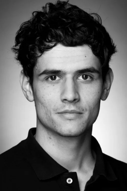 Matvey Borushko interpretando a Bobby