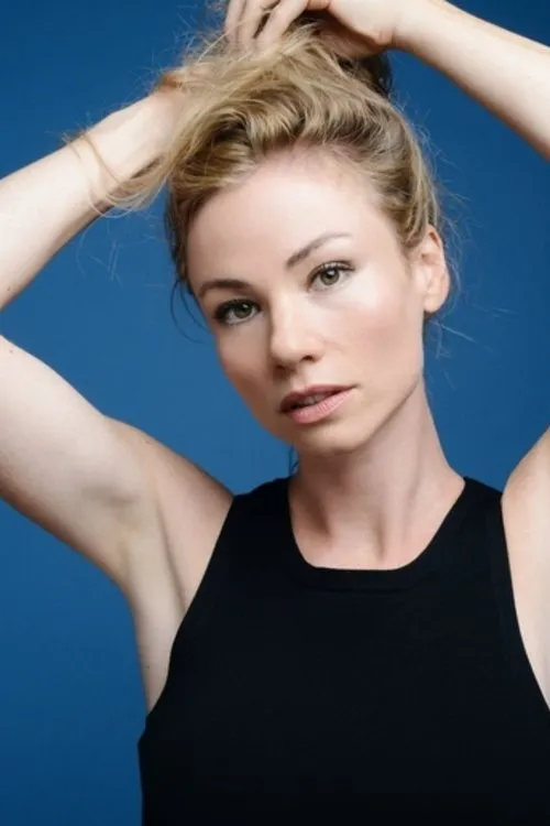 Maud Baecker interpretando a Caroline Dubreuilh